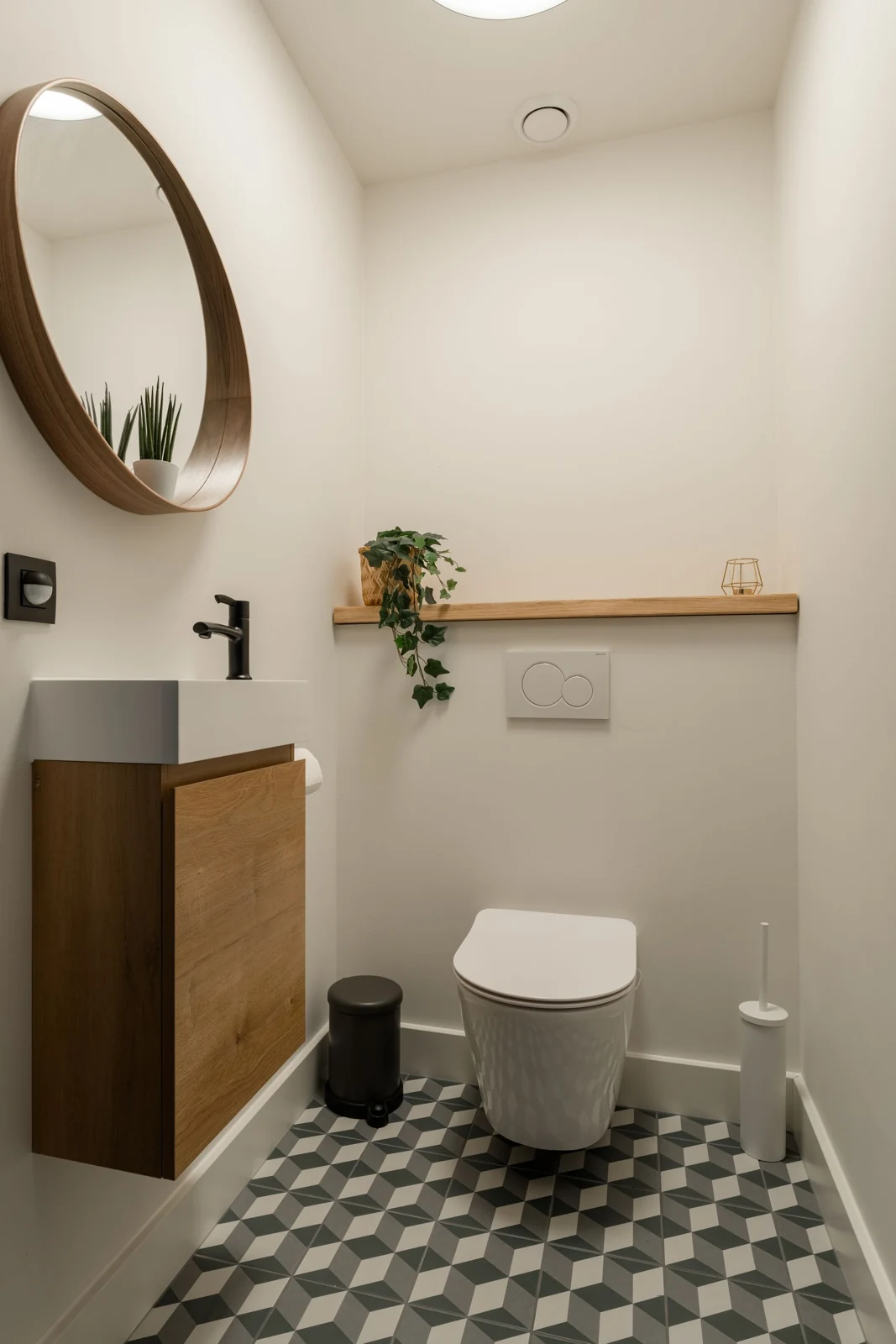 Bathroom layout and fittings