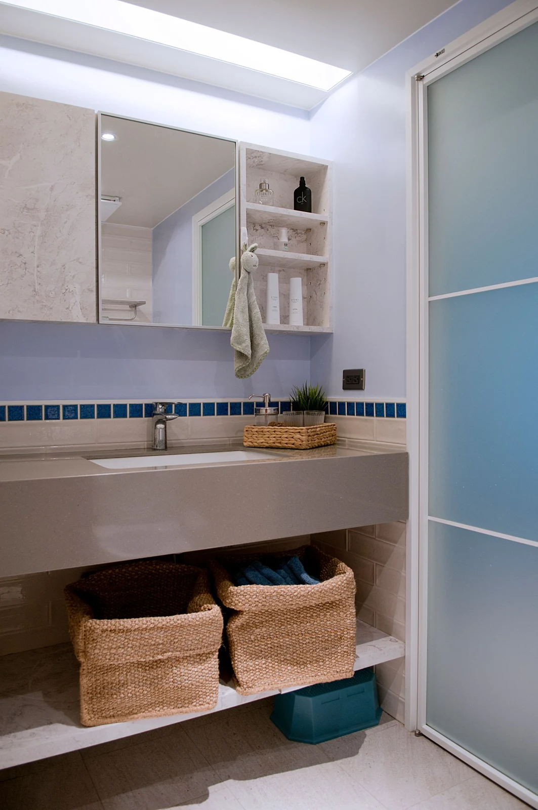 Open bathroom vanity shelves