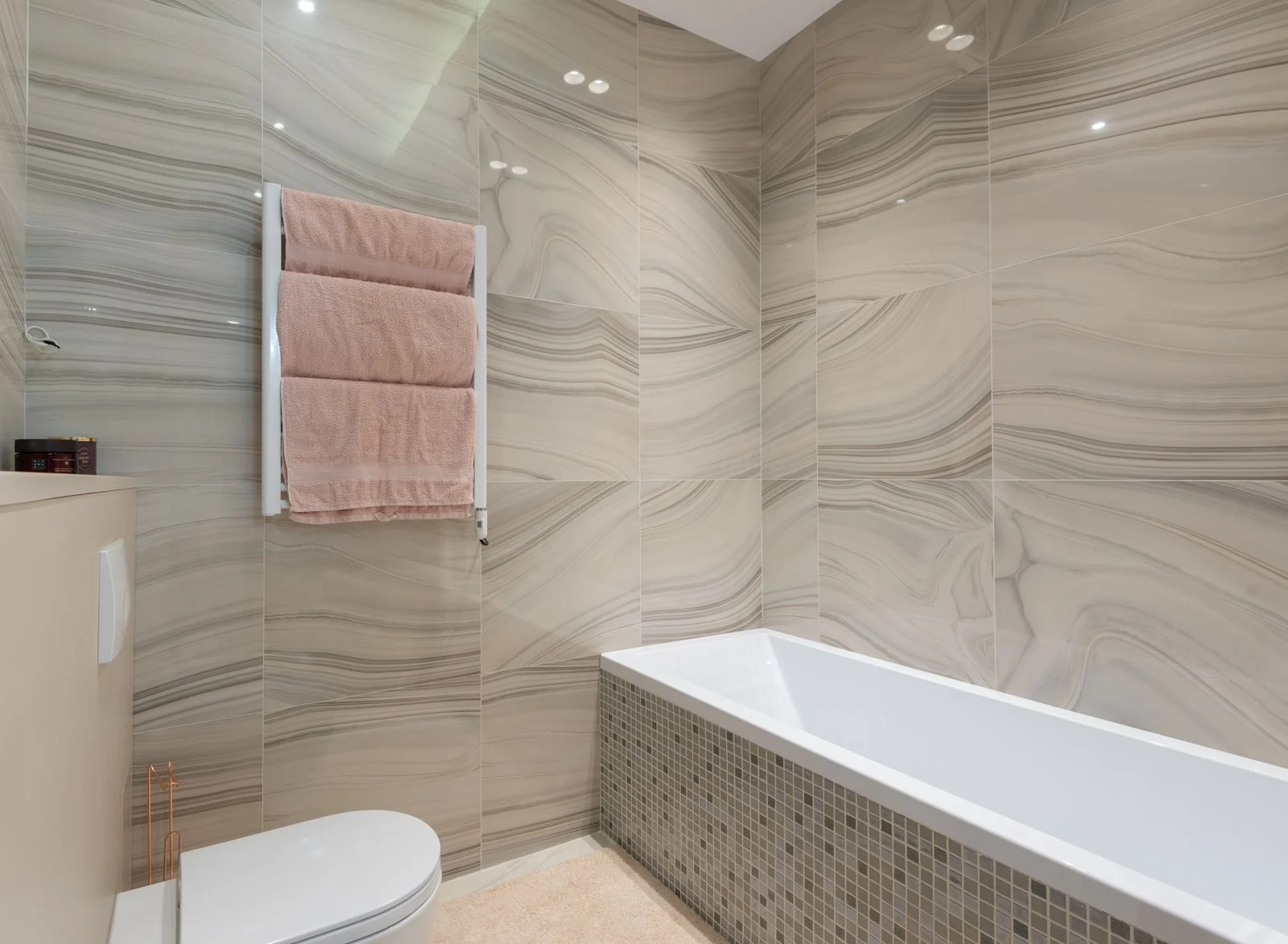 Fitted bath with a tiled surround
